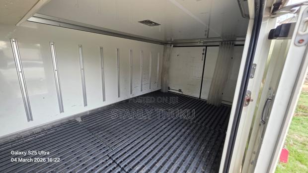 Toyota 2018 White - thumbnail 10