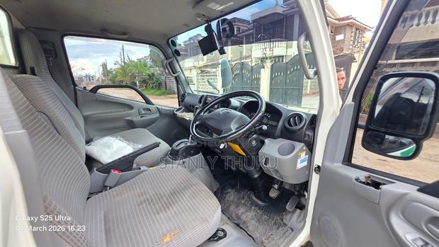 Toyota 2018 White - thumbnail 4