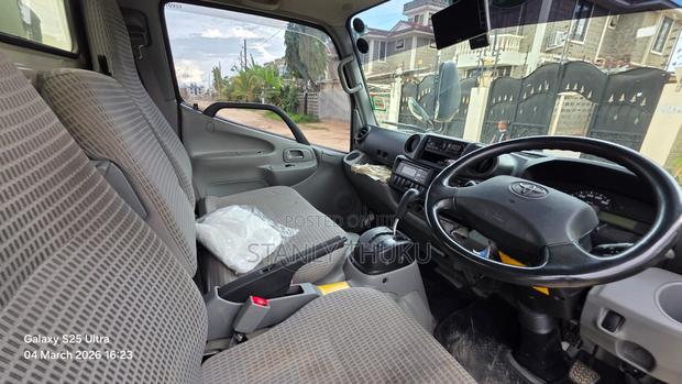 Toyota 2018 White - thumbnail 2