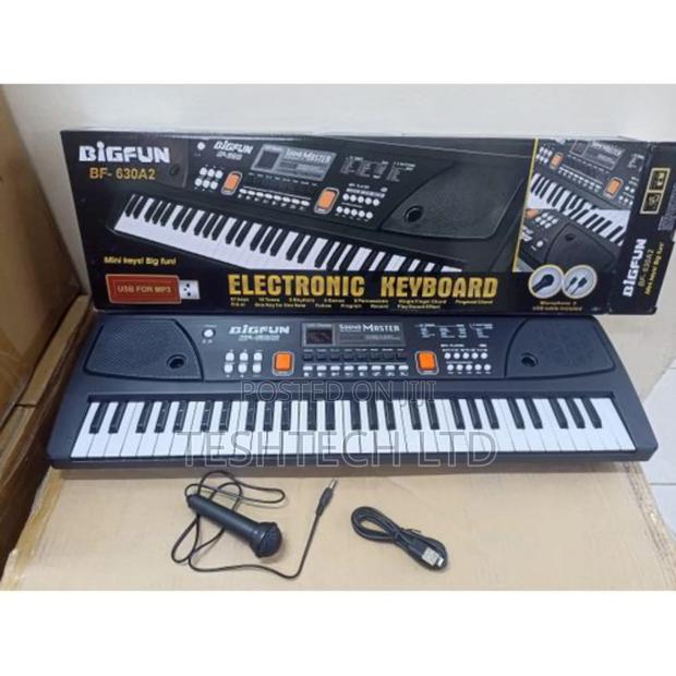 61 Keys Electric Kids Piano Keyboard With a Microphone Black
