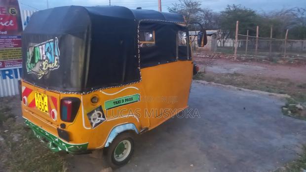 Piaggio 2020 Yellow - main view