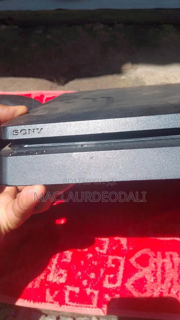 Play Station 4 Slim