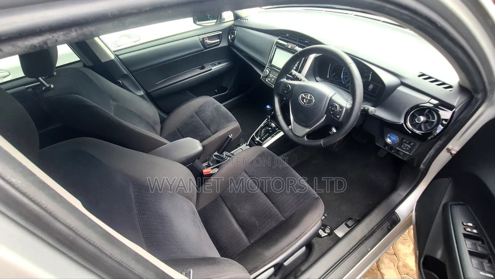 Toyota Corolla Fielder 1.5 Hybrid FWD 2018 Silver