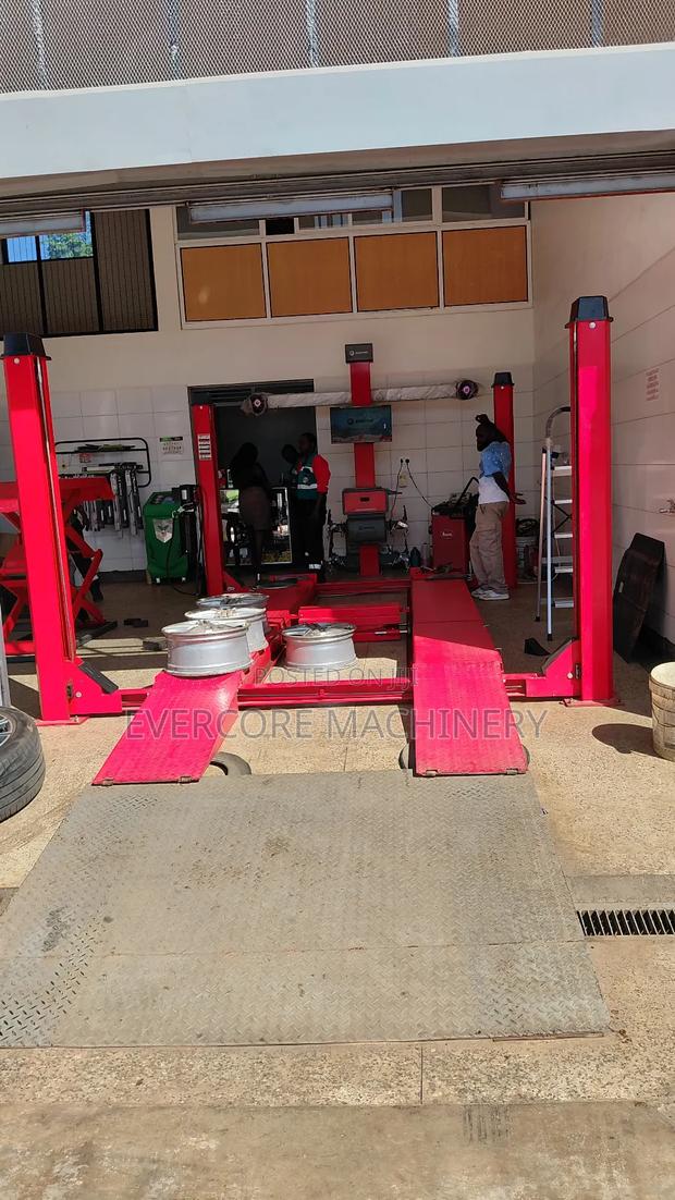 Wheel Alignment Machine Set With 4 Post Carlift Machine. - main view