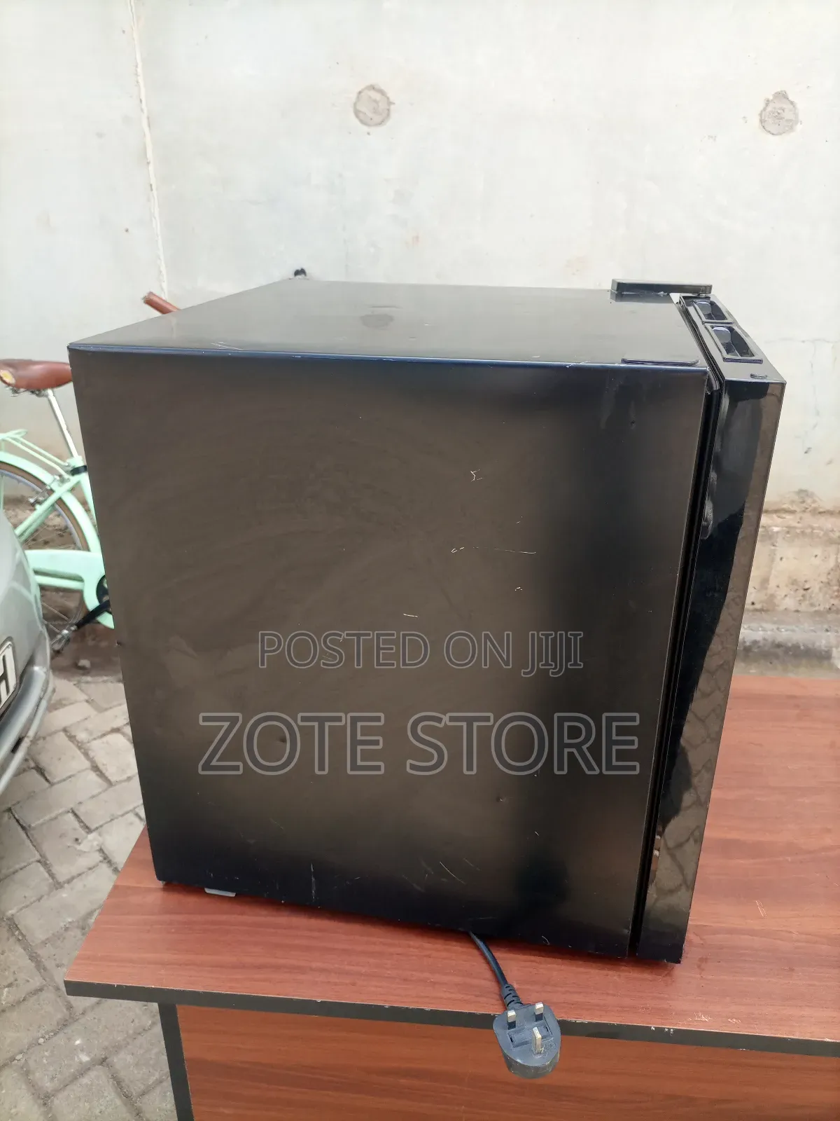 Husky Mini Display Fridge