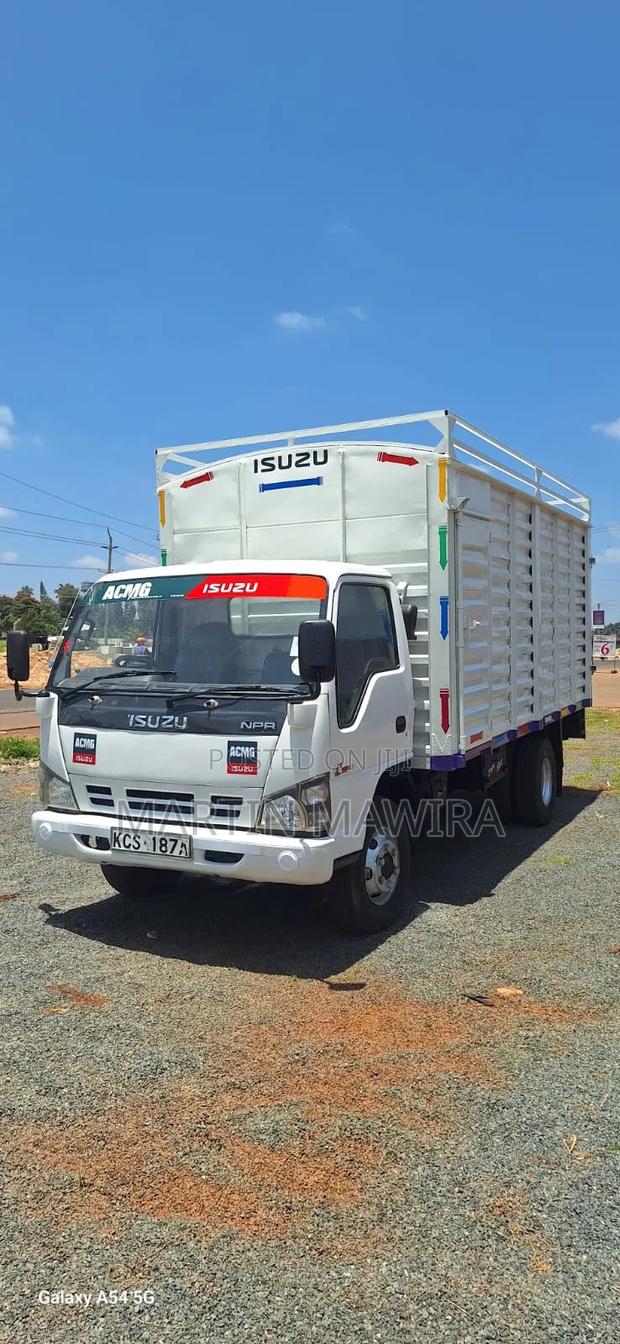Isuzu NPR Lorry - main view