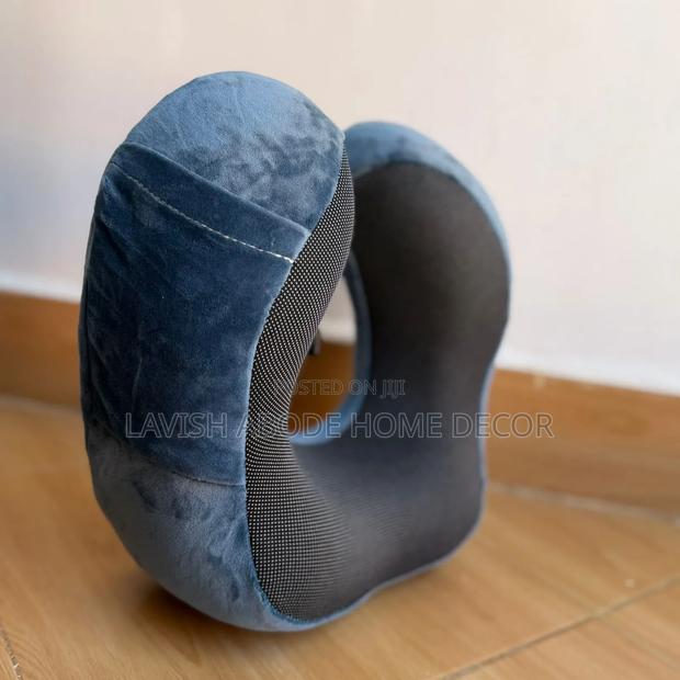 U-Shaped Travel Neck Pillow, Memory Foam. - thumbnail 3