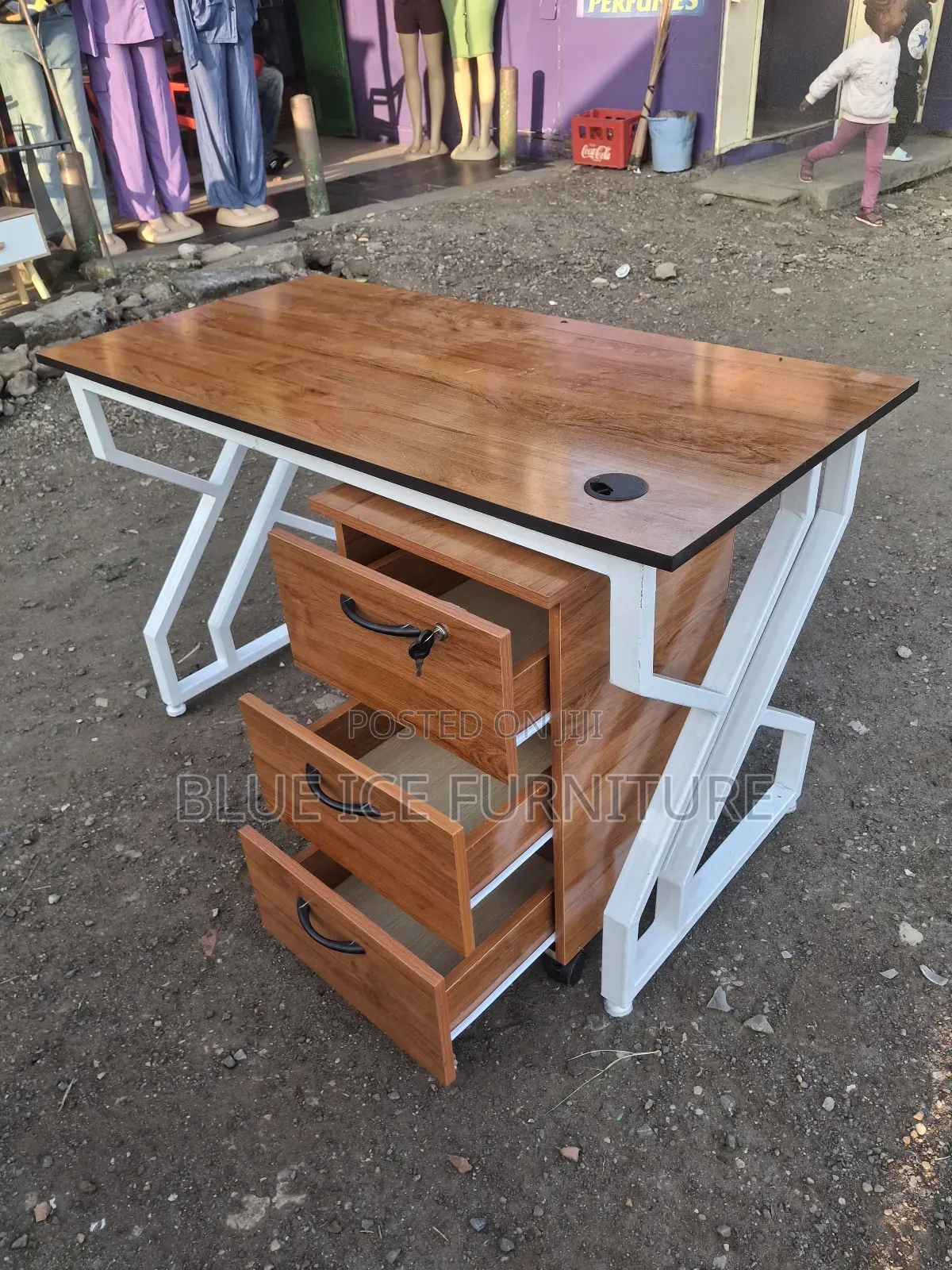 Modern Executive Desk With 3 Lockable Drawers
