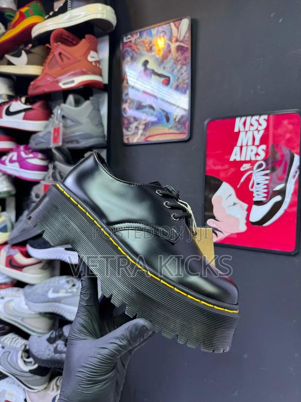 Dr Martens Low Cut - thumbnail 2