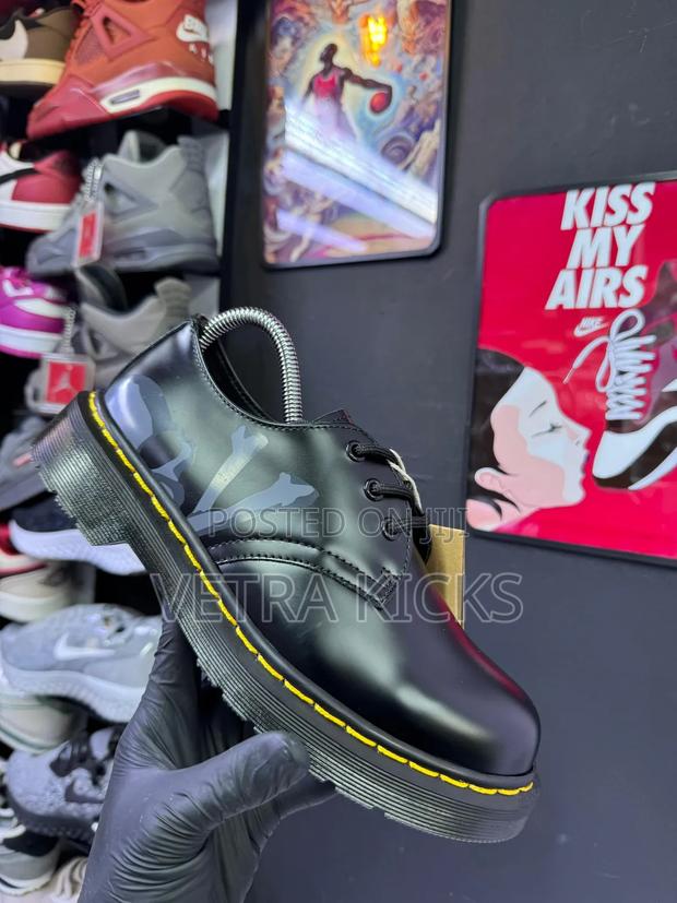 Dr Martens Low Cut - thumbnail 3