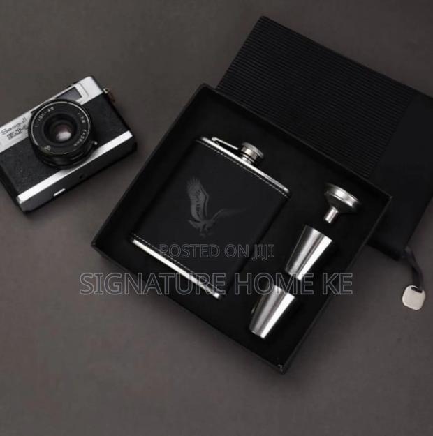 Hip Whisky Bottle With 2 Tot Cups