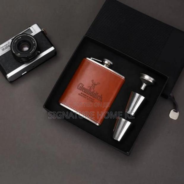 Hip Whisky Bottle With 2 Tot Cups - thumbnail 2
