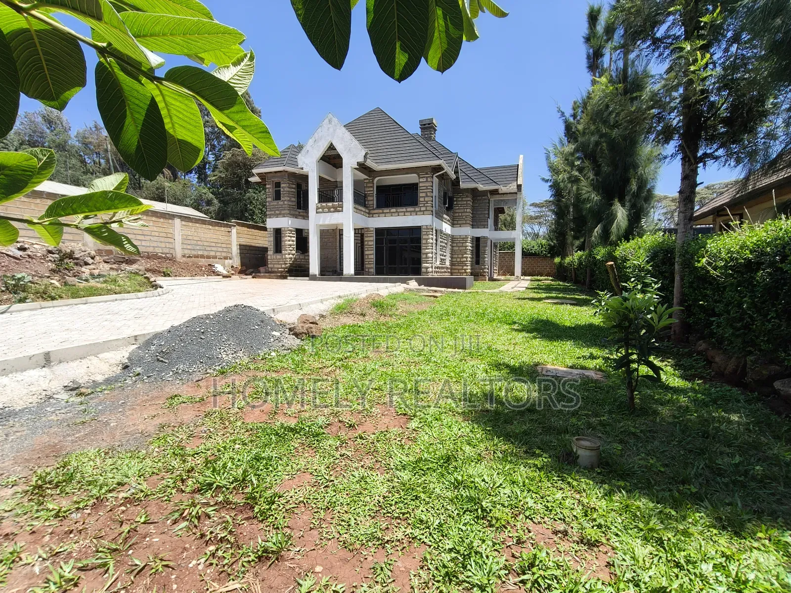 5bdrm Maisonette in Kerarapon Drive for rent