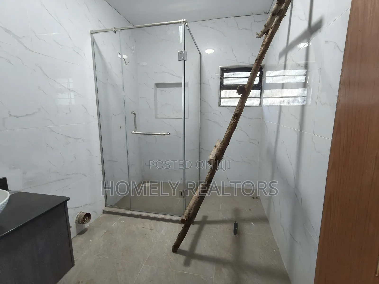 5bdrm Maisonette in Kerarapon Drive for rent