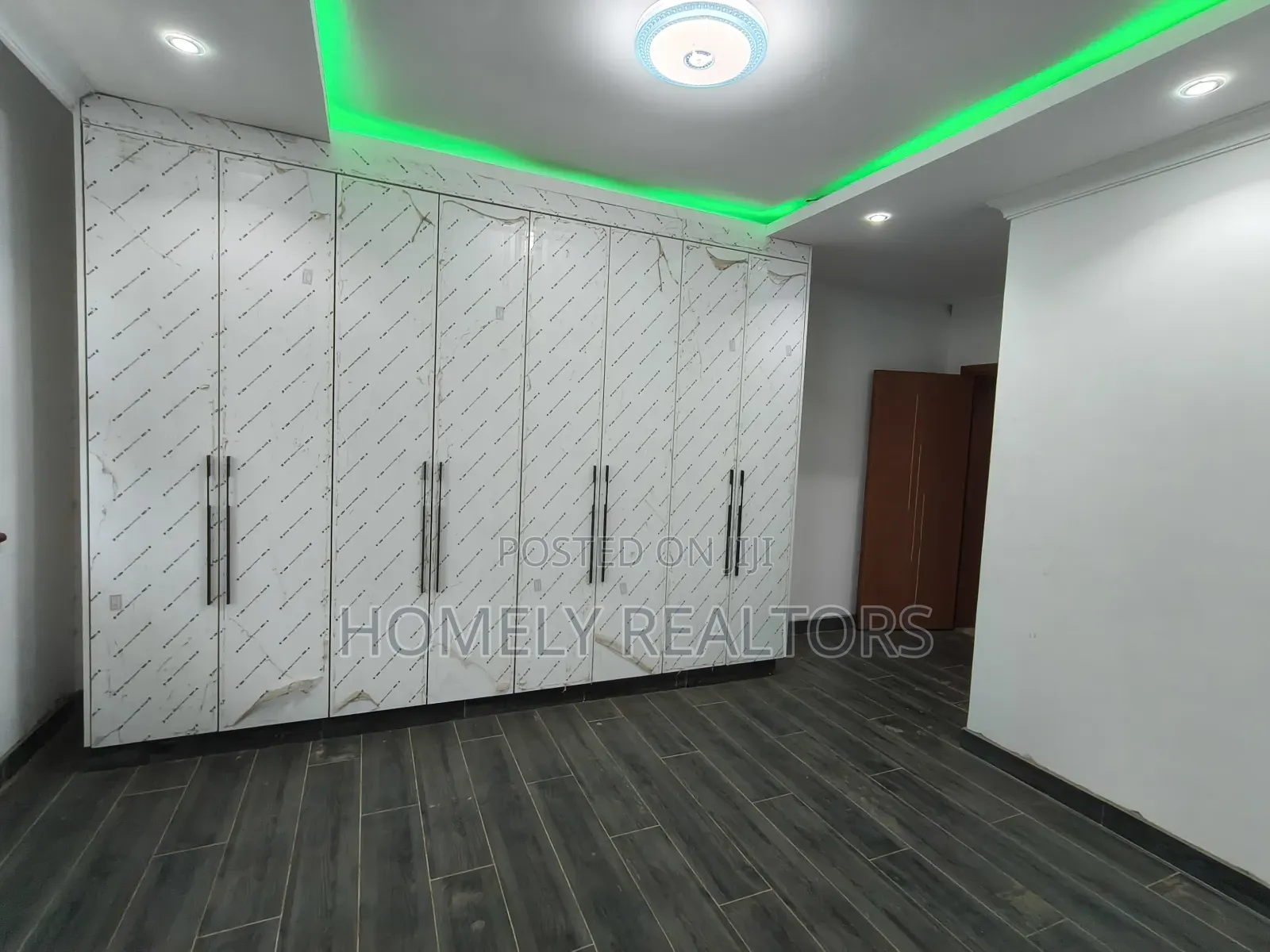 5bdrm Maisonette in Kerarapon Drive for rent