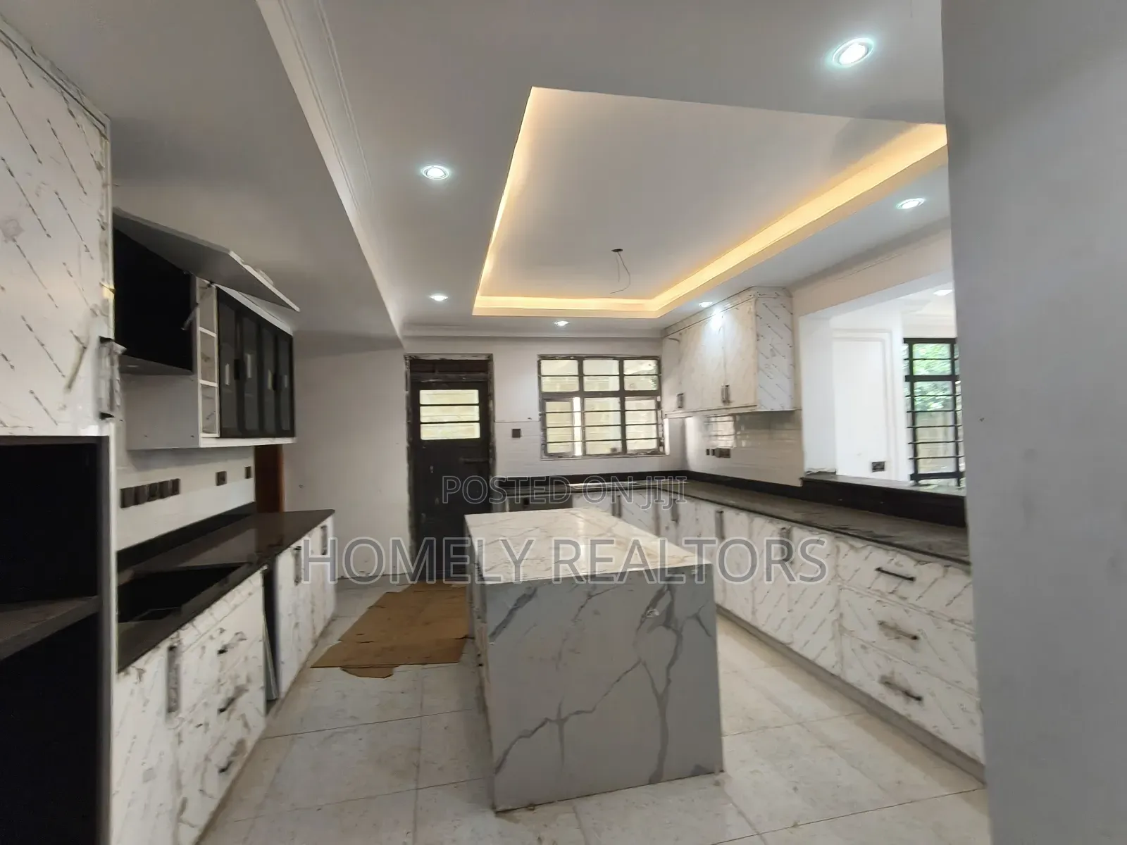 5bdrm Maisonette in Kerarapon Drive for rent