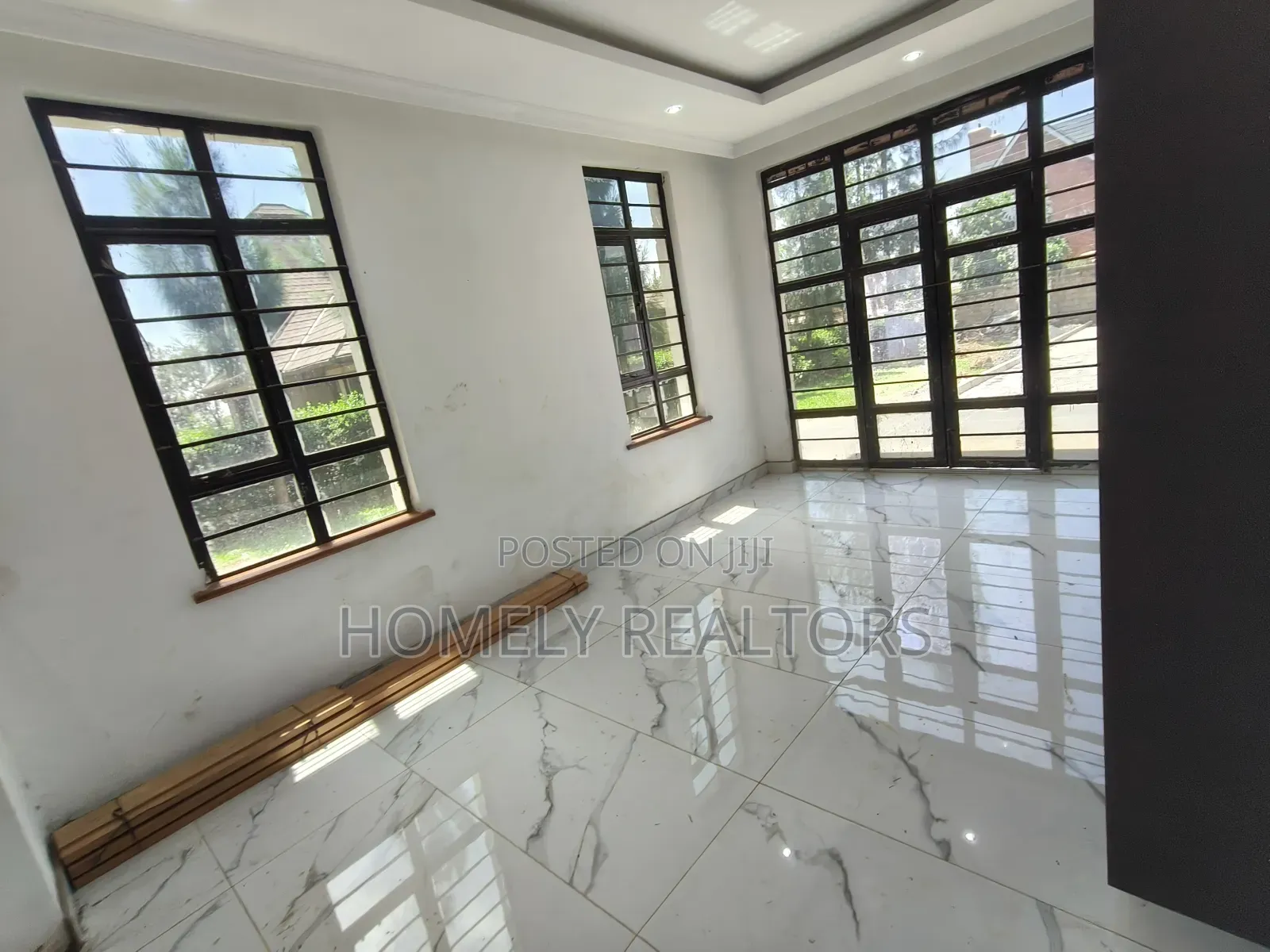 5bdrm Maisonette in Kerarapon Drive for rent