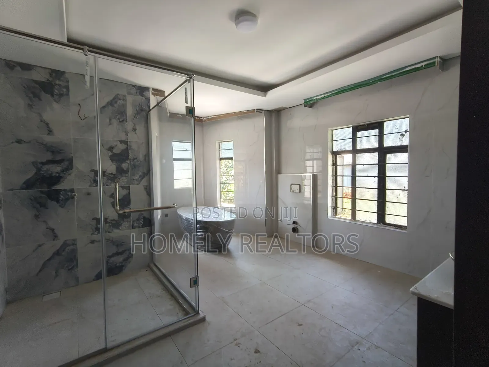 5bdrm Maisonette in Kerarapon Drive for rent