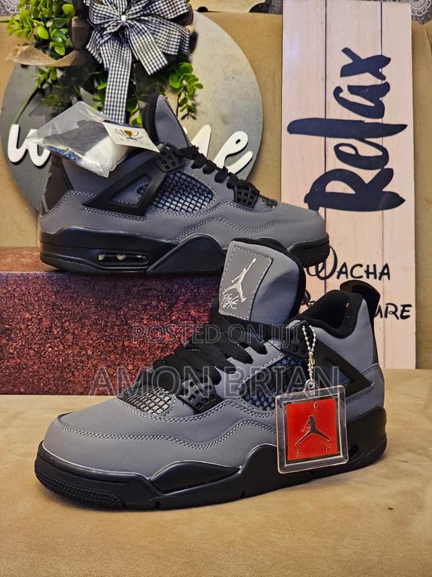 Black Jordans 4. - thumbnail 3