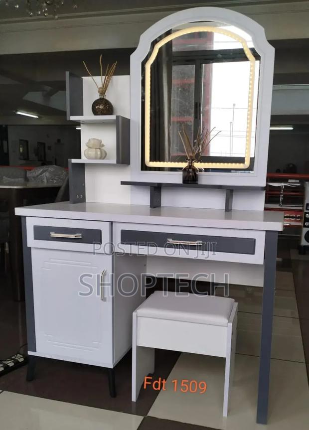 Executive Big Dressing Table With Sliding Mirror