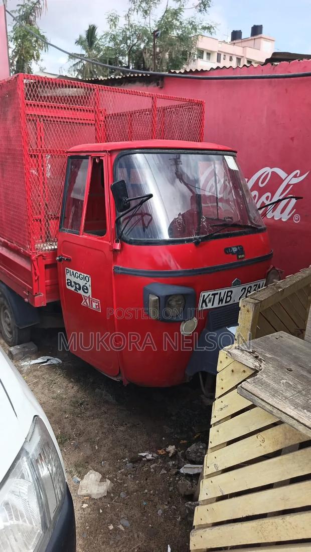 Piaggio 2022 Red - main view