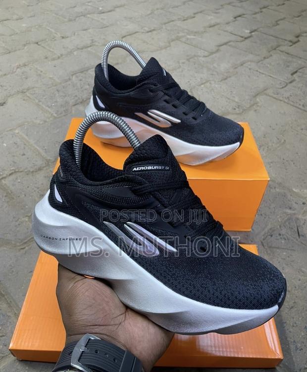 Men's Running Shoes With Carbon-Infused Technology - main view
