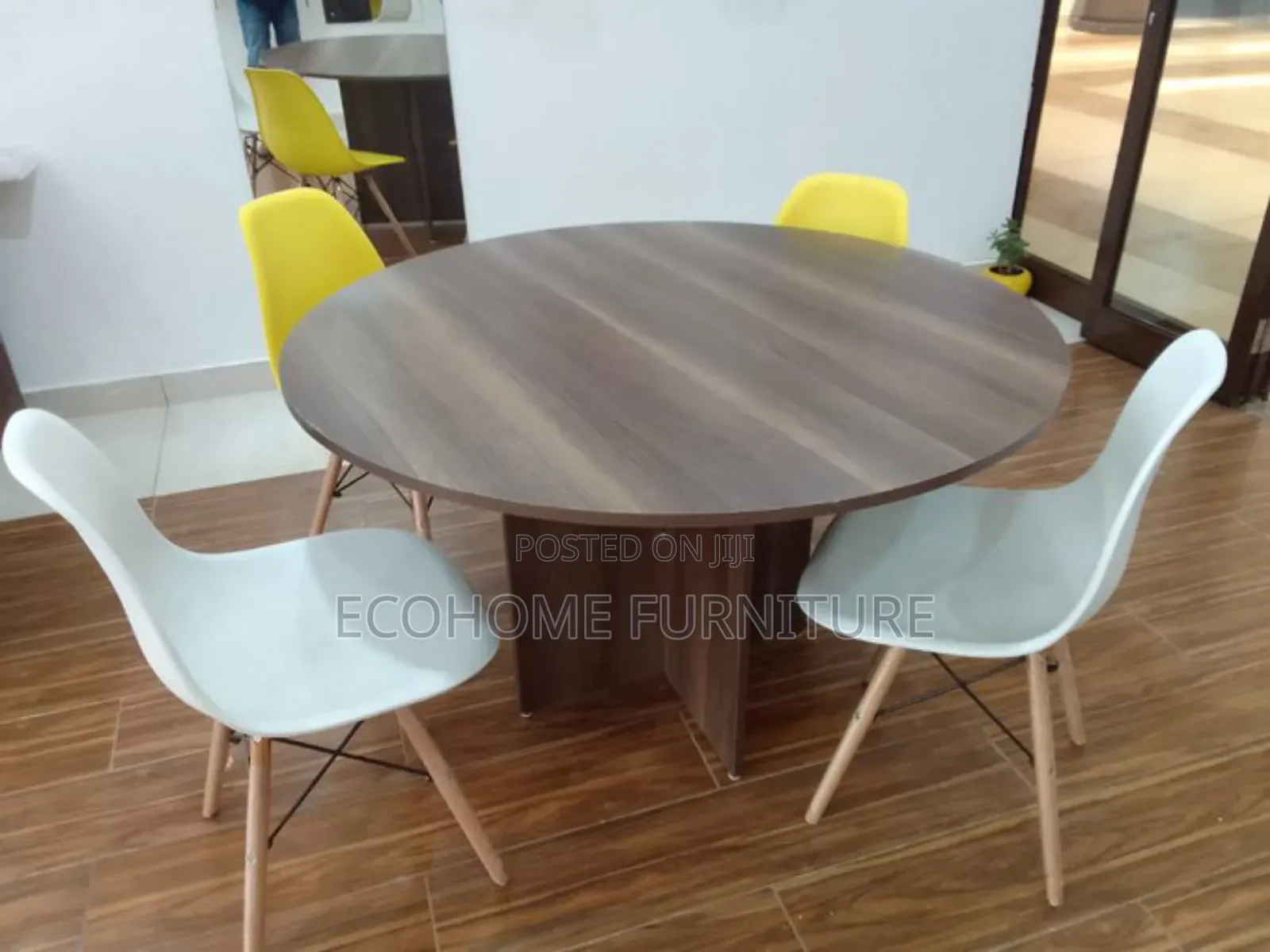 Round Boardroom Table (1.2m Diameter)