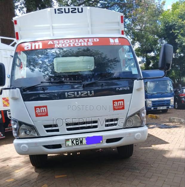 Isuzu NPR Truck - main view