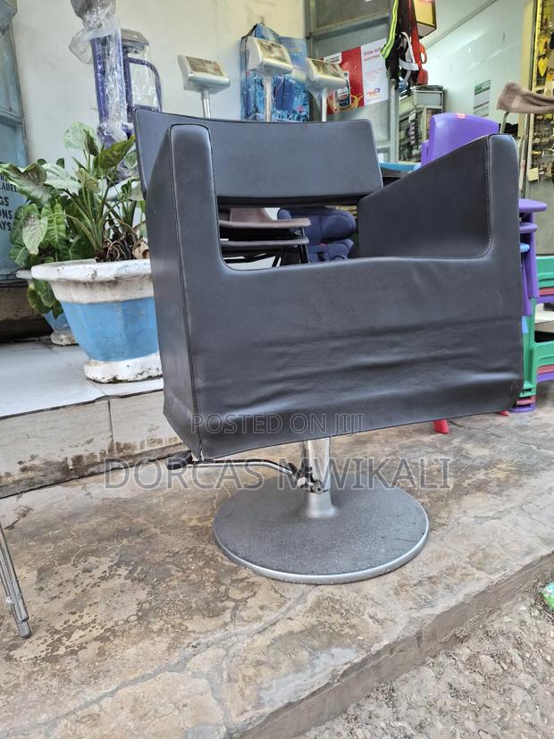 Barber Chair / Kinyozi - main view