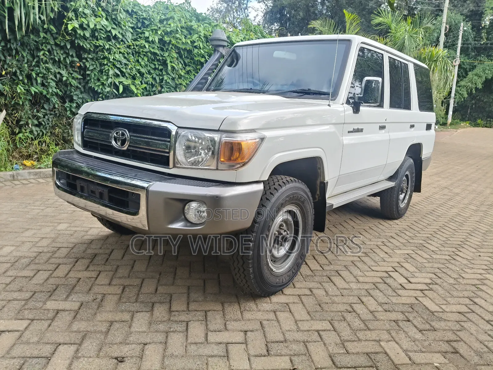 Toyota Land Cruiser 2017 White