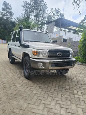 Toyota Land Cruiser 2017 White
