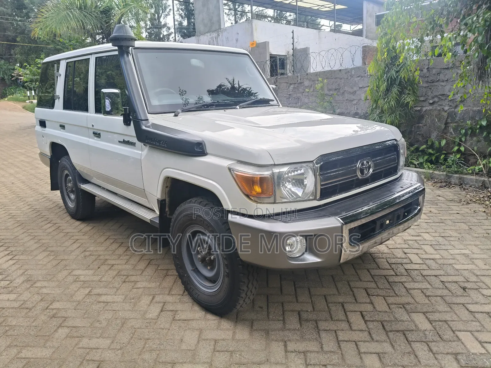 Toyota Land Cruiser 2017 White