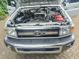 Toyota Land Cruiser 2017 White