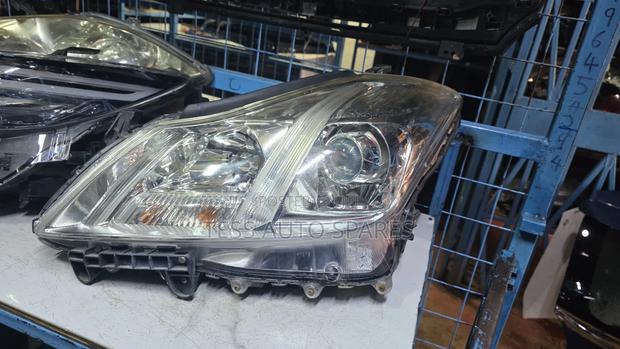 Crown 2010 Headlight Available - main view