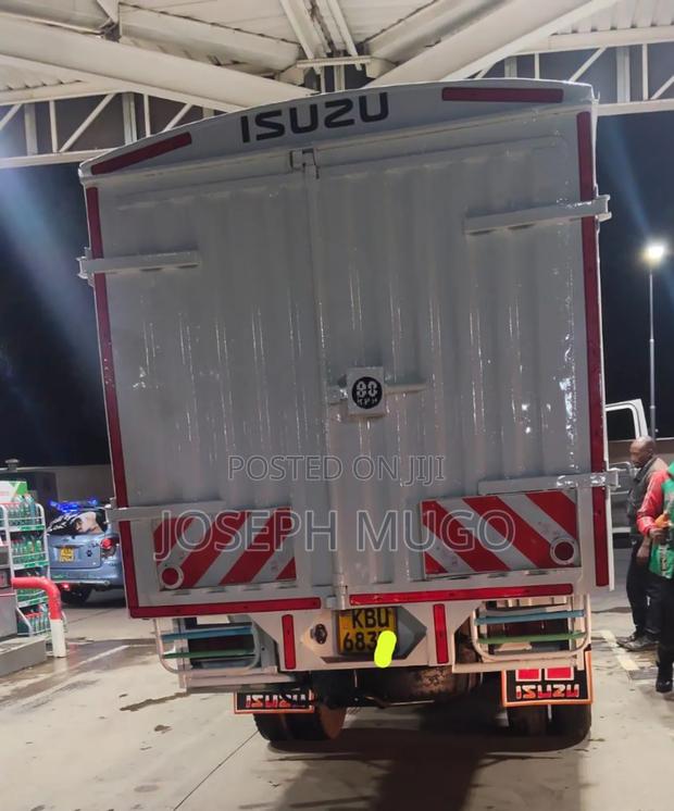 Isuzu NKR Truck - thumbnail 4
