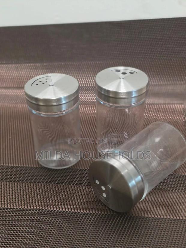 1 PCS Salt Shaker.