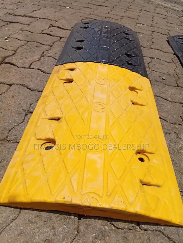 Safety Tarmac Rubber Speed Bumps - thumbnail 3