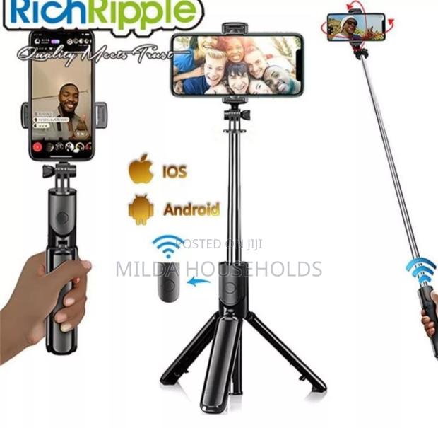*1.7m 3in1 Extendable Selfie Stick Tripod With a Fill Light