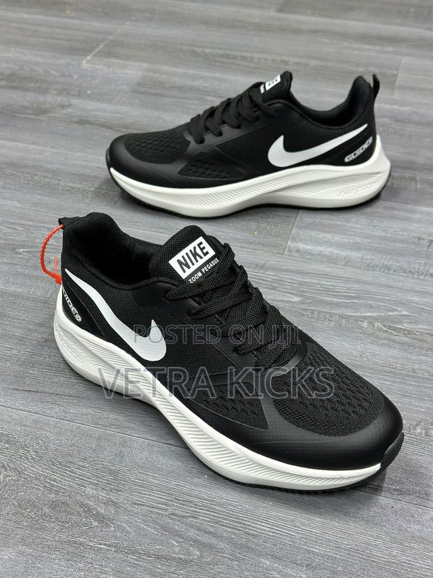 Nike Zoom Running Shoes Black White – Stylish Performance Sneakers