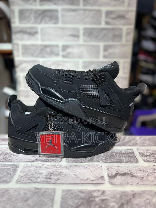 Jordan 4 Black Cat Sneakers – Sleek Retro Basketball Style