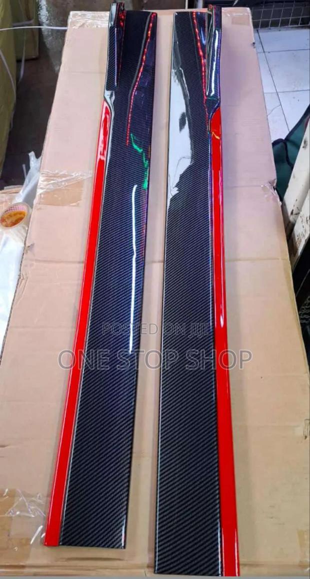 Carbon Fiber Finish Stylish Side Skirt