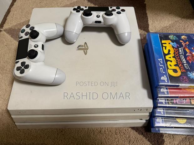 Ps4 Pro 1tb White With 2 Controllers - thumbnail 2