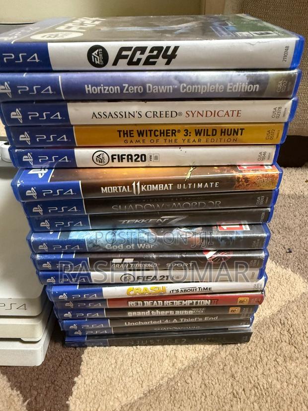 Ps4 Pro 1tb White With 2 Controllers - thumbnail 4