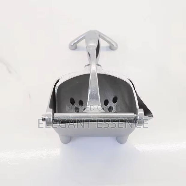 Heavy-Duty Manual Fruit Press Juicer - thumbnail 2