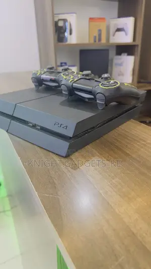 Ps4 Standard + 2 Controllers