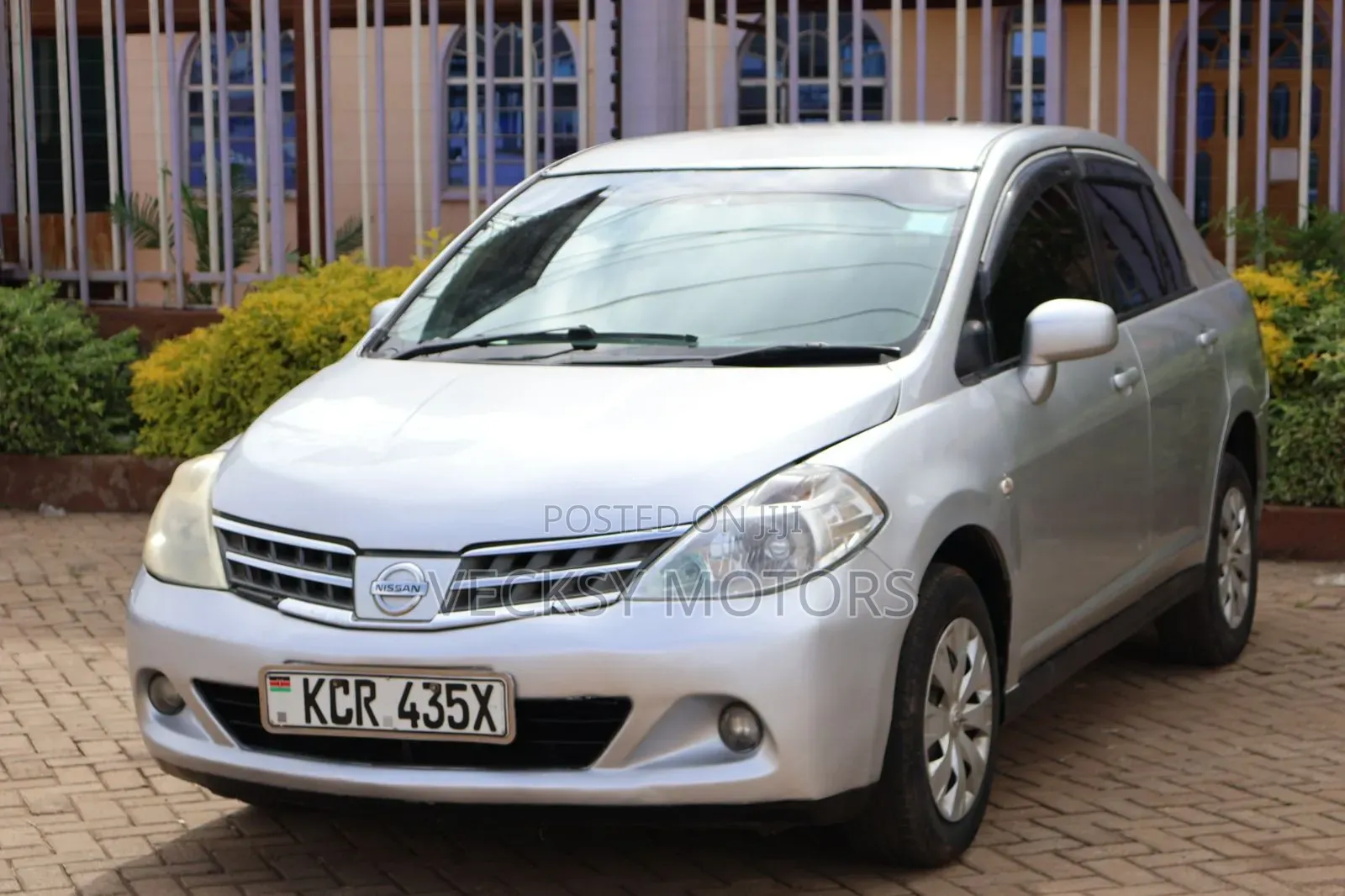 Nissan Tiida 2011 Silver