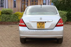 Nissan Tiida 2011 Silver