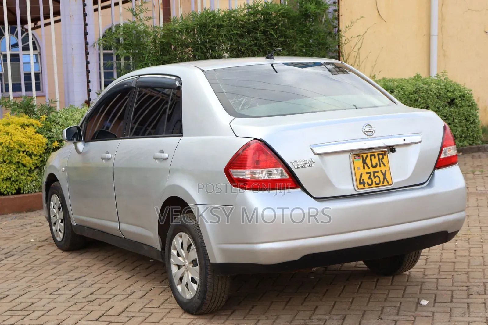 Nissan Tiida 2011 Silver