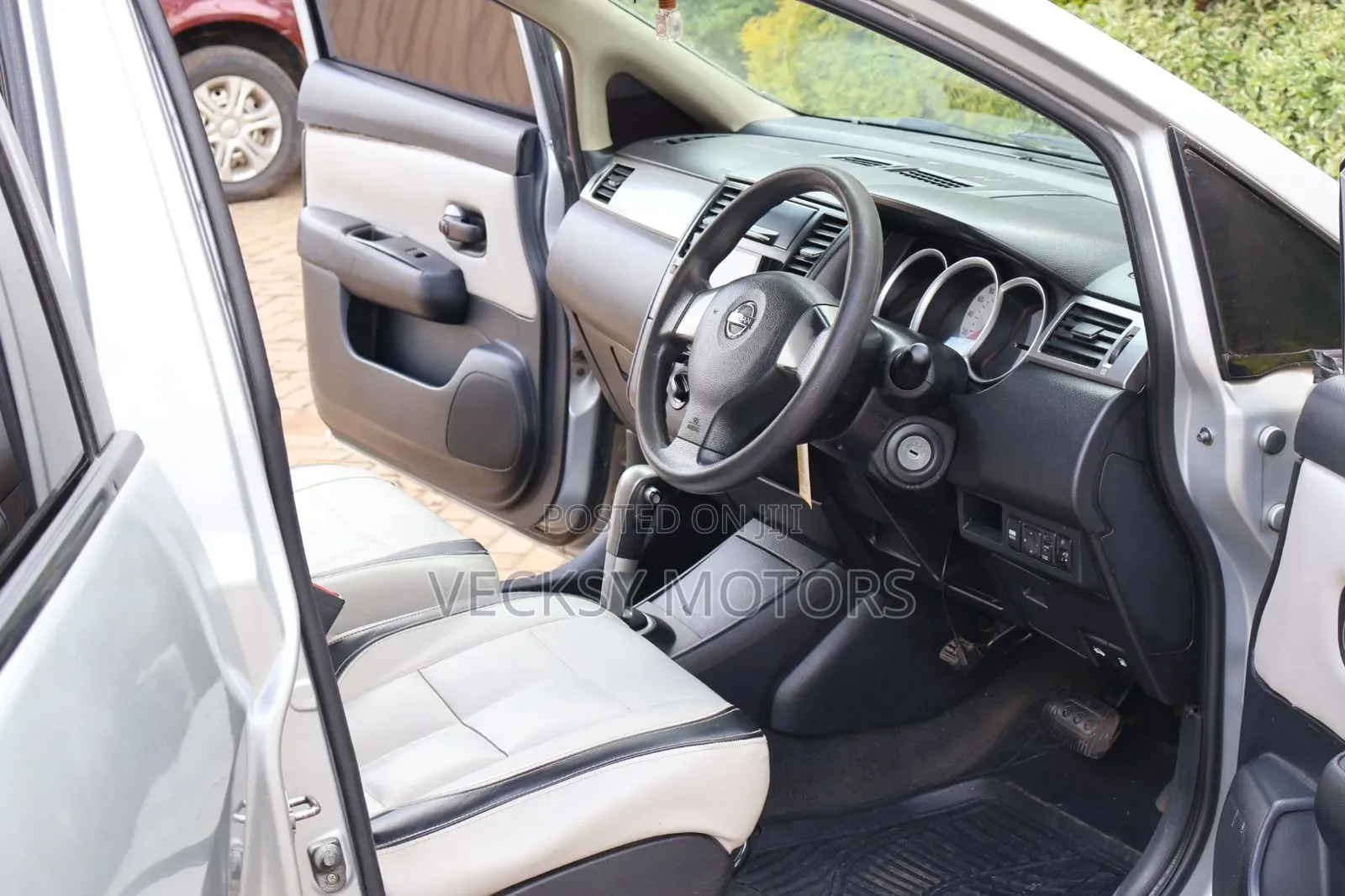 Nissan Tiida 2011 Silver