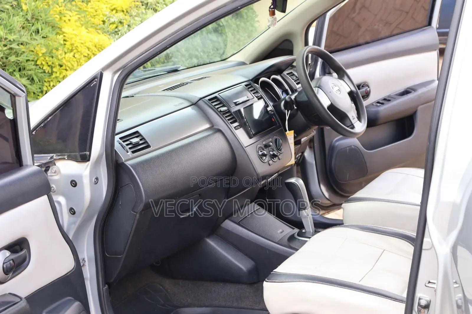 Nissan Tiida 2011 Silver